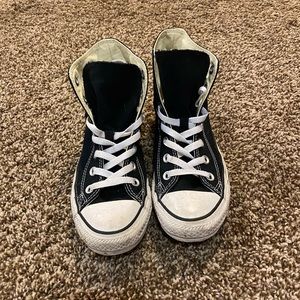 Black & while high top converse.